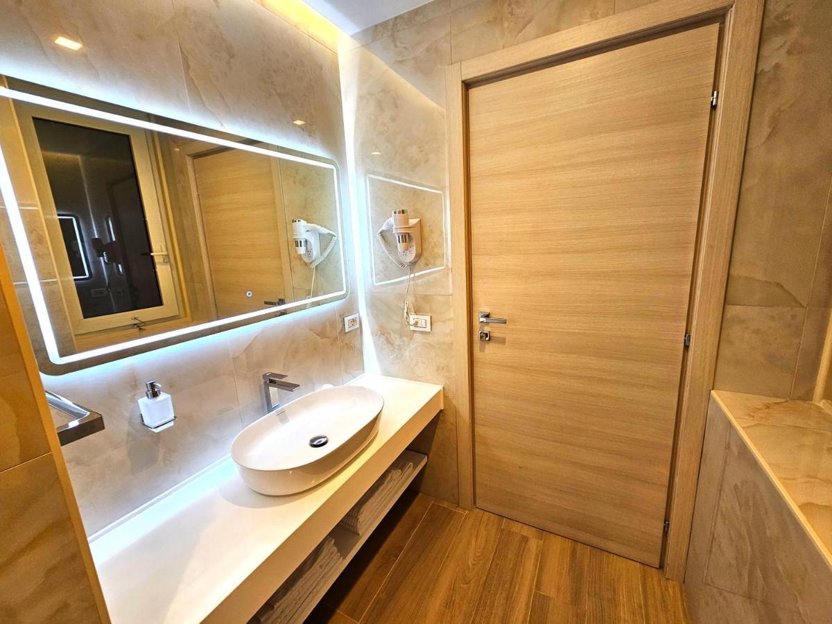 Astoria Supreme - Modern Boutique Suites Lecce Exteriör bild