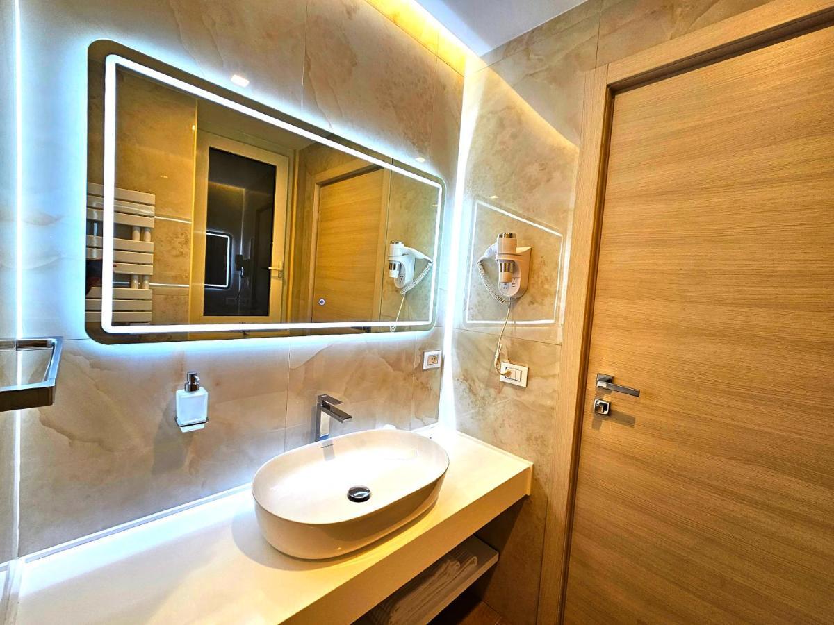 Astoria Supreme - Modern Boutique Suites Lecce Exteriör bild